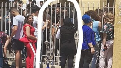 أم تقدم الشيشة لابنتها في امتحانات الثانوية العامة.. حقيقة الصورة المثيرة