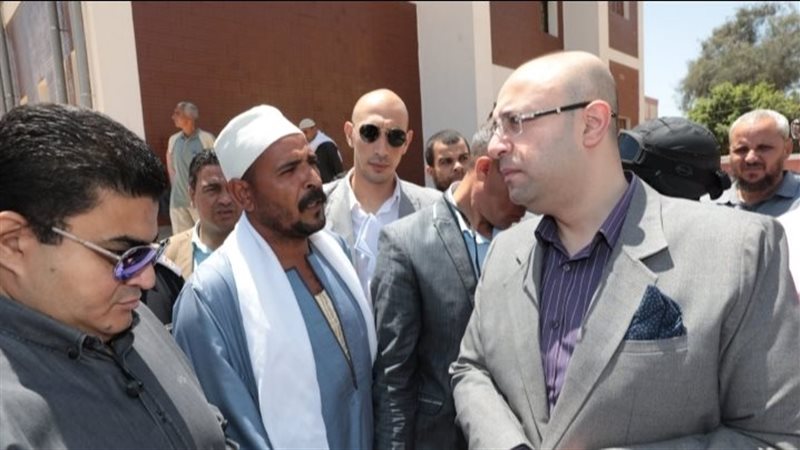 محافظ بني سويف يستمع