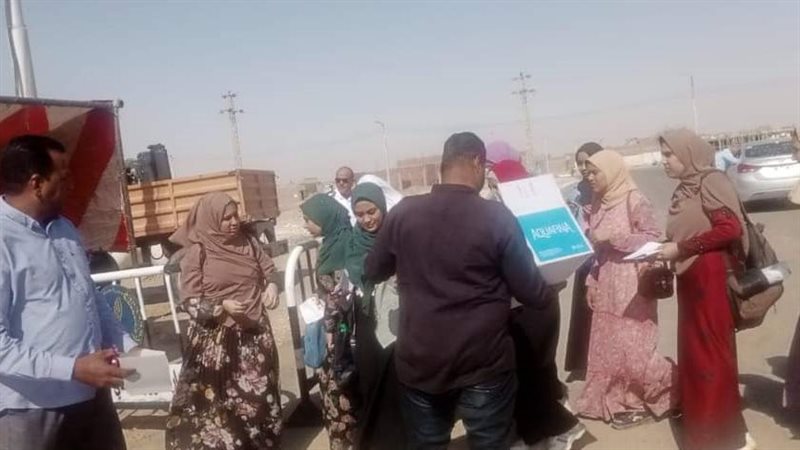 توزيع مياه علي طلاب