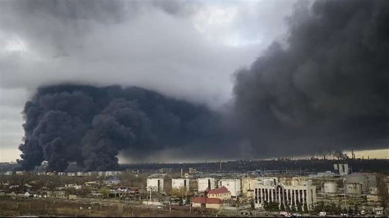 تصاعد الدخان في ميناء