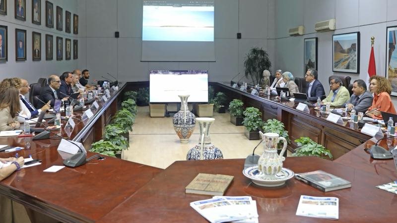 اجتماع وزير السياحة