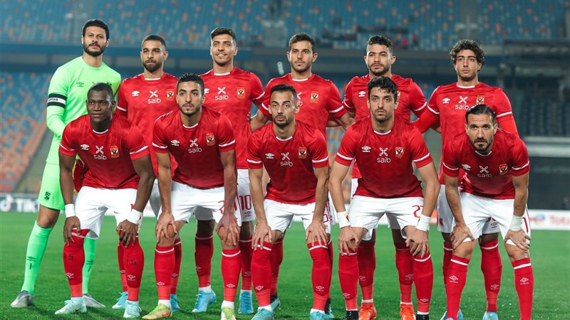 فريق الكرة بالنادي