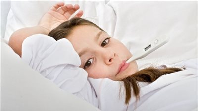 أسباب الإصابة بمرض السحايا المعروف بالحمى الشوكية والأعراض والعلاج