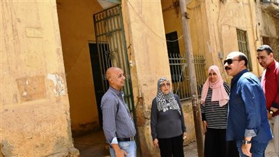 في الذكرى الـ133 لميلاد عملاق الأدب العربي عباس العقاد.. محافظ أسوان يزور منزله |صور