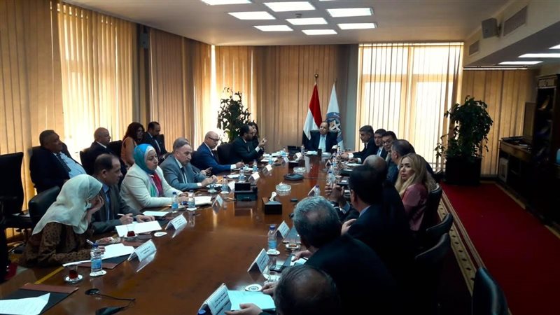 وزير المالية مع أعضاء