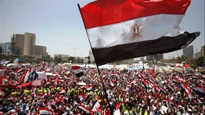  احتفالات مصرية بذكرى 30 يونيو.. مطار البالون بالأقصر يتزين بأعلام مصر بمشاركة مئات السياح.. وانطلاق مسيرة احتفالية للشباب