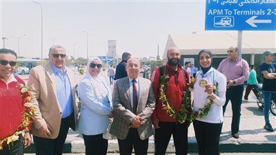 بالورود.. استقبال بعثة منتخب الكاراتية بمطار القاهرة | صور