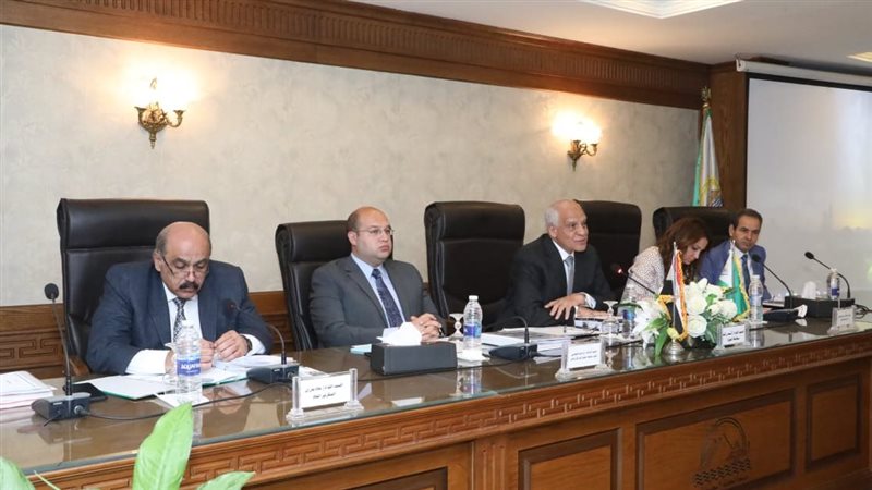 محافظ الجيزة في اجتماع