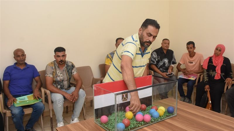 الأهالي أثناء إجراء