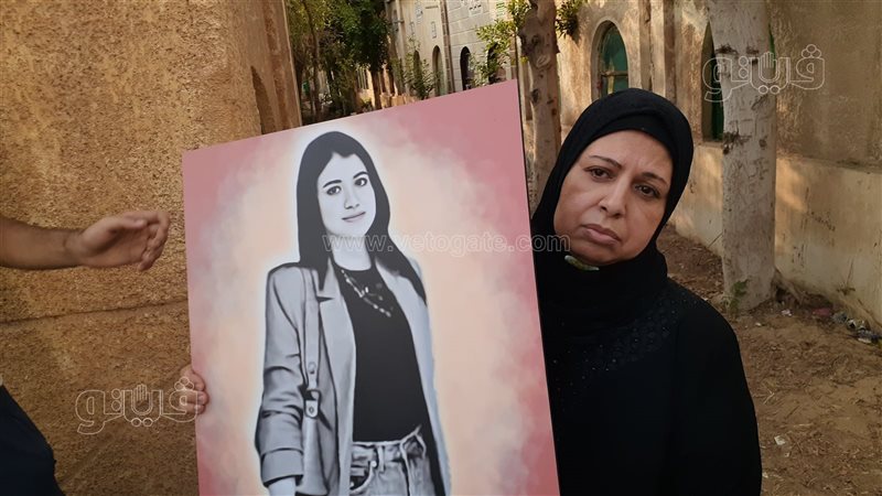 والدة نيرة امام مقبرتها