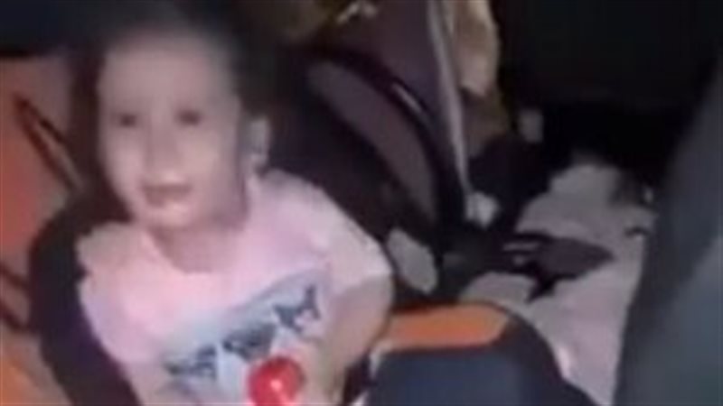 رعب طفل لاعتقال والديه
