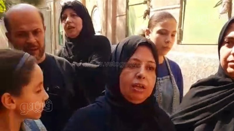 اسرة بسنت امام قبرها