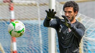لاعبو الزمالك يحتفلون بعيد ميلاد محمد عواد