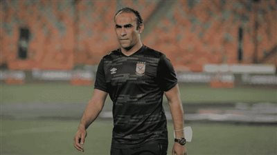 حسام حسن وسيد عبد الحفيظ بالأحضان قبل مباراة الأهلي والمصري| فيديو 