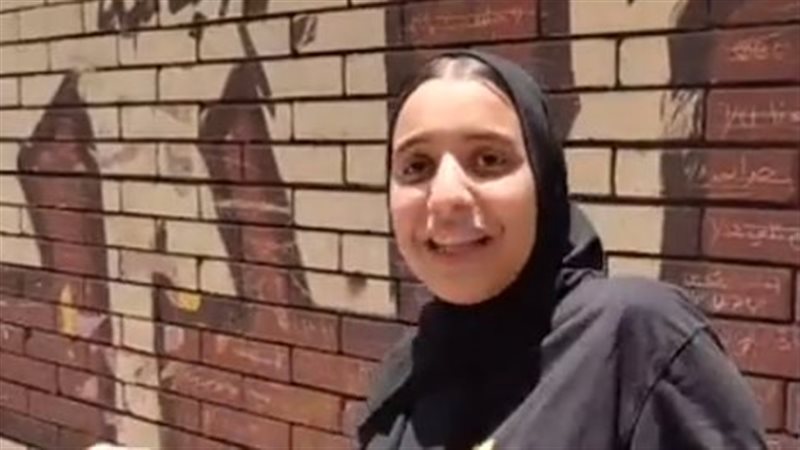 طالبة بالثانوية العامة