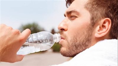 دراسة تكشف عن أهمية شرب المياه على معدة فارغة | فيديو 