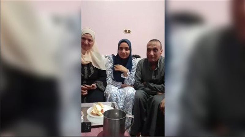 الطالبة إسراء وأسرتها