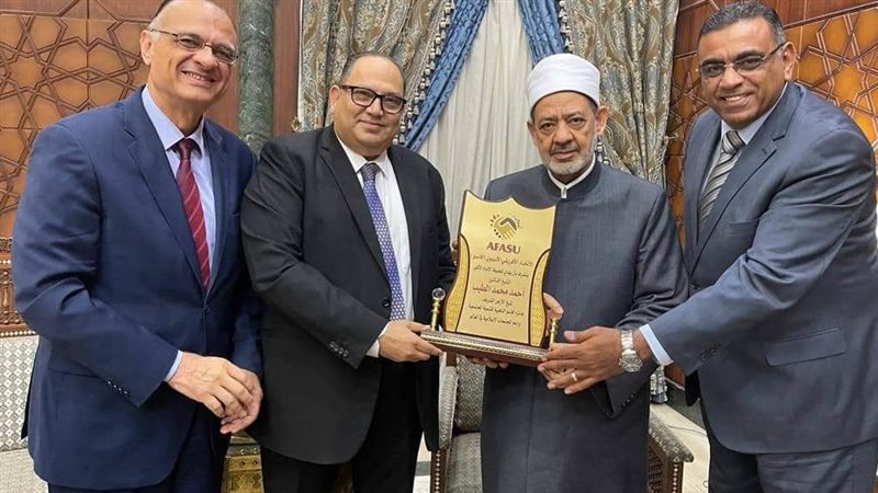  شيخ الأزهر يتوج