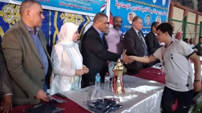 أثناء تسلم الجائزة