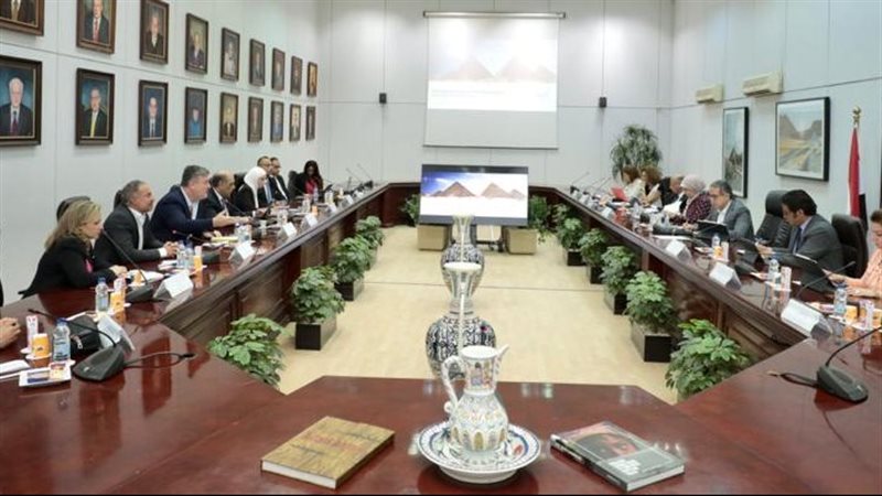 اجتماع وزير السياحة