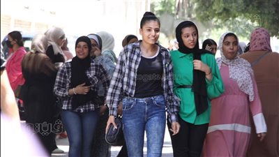 توافد طالبات الثانوية العامة بالإسكندرية لأداء امتحان الجيولوجيا والعلوم البيئية 