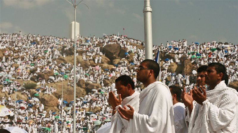 حجاج يتضرعون 