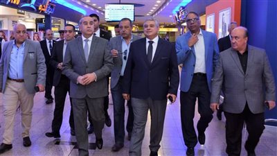وزير الطيران يتابع حركة التشغيل بمطار القاهرة ويهنئ العاملين والمسافرين بالعيد | صور