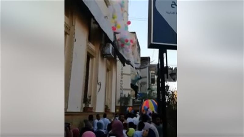 لحظة سقوط شاب من