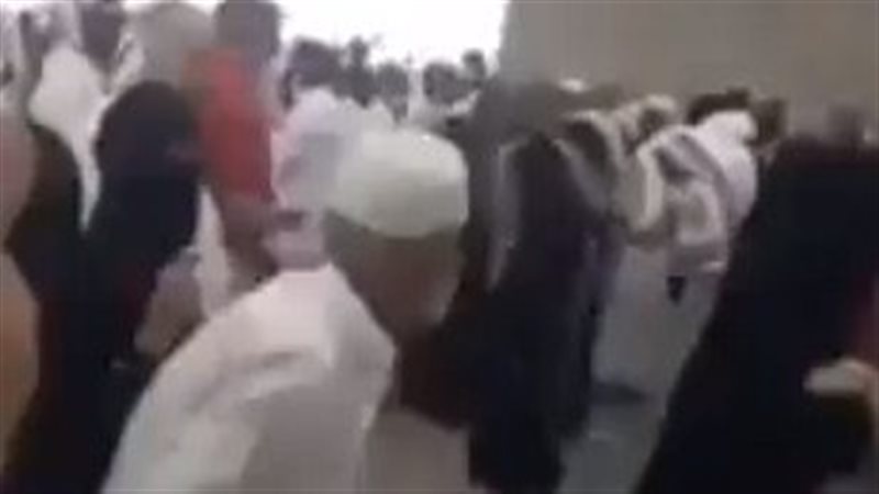 حاج يقذف الجمرات