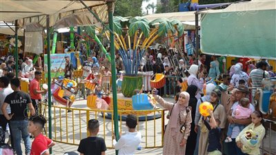 محدش كبير على اللعب.. إقبال الأسر على ملاهي حديقة الحيوان في ثاني أيام عيد الأضحى | فيديو وصور