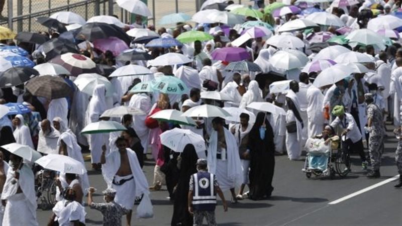 أفواج الحجاج يؤدون