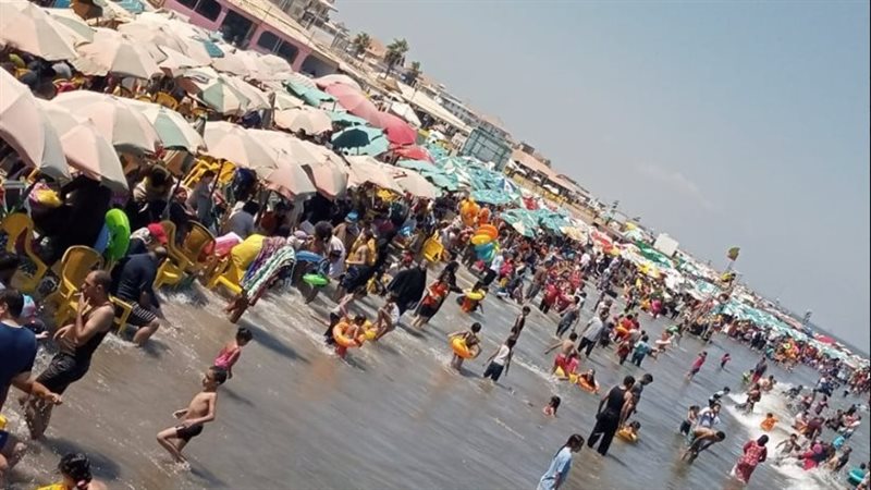زحام كبير علي شاطئ