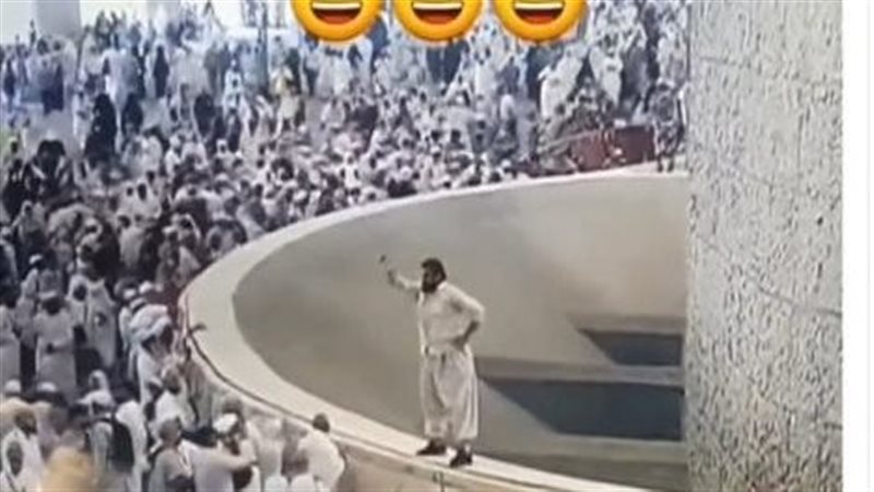 حاج باكستاني يلتقط