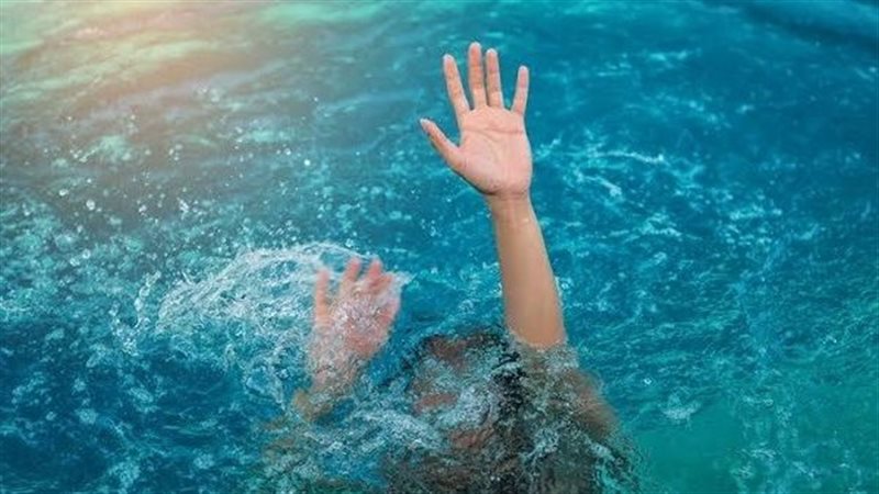 غرق متفرقة بشواطئ