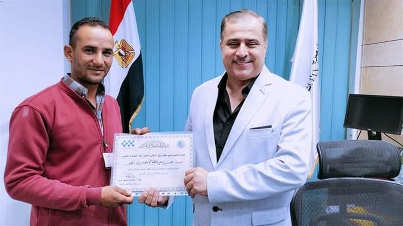 تكريم عامل بمطار