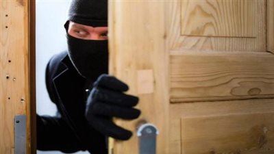 ضبط عاطل تخصص في سرقة الشقق السكنية بمدينة بدر