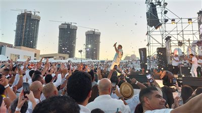 عمرو دياب يشعل حماس الجمهور في حفل العلمين الجديدة | صور