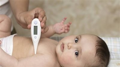 ابنك سخن تعملي إيه؟.. الروشتة الكاملة للتعامل مع ارتفاع حرارة الأطفال