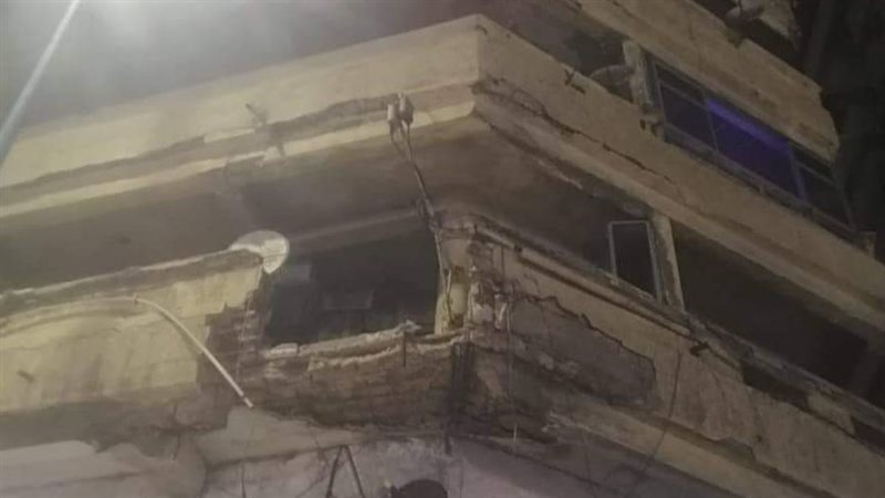 شرفة العقار المنهارة