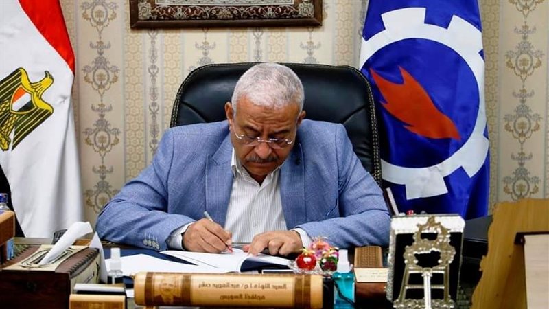 محافظ السويس خلال