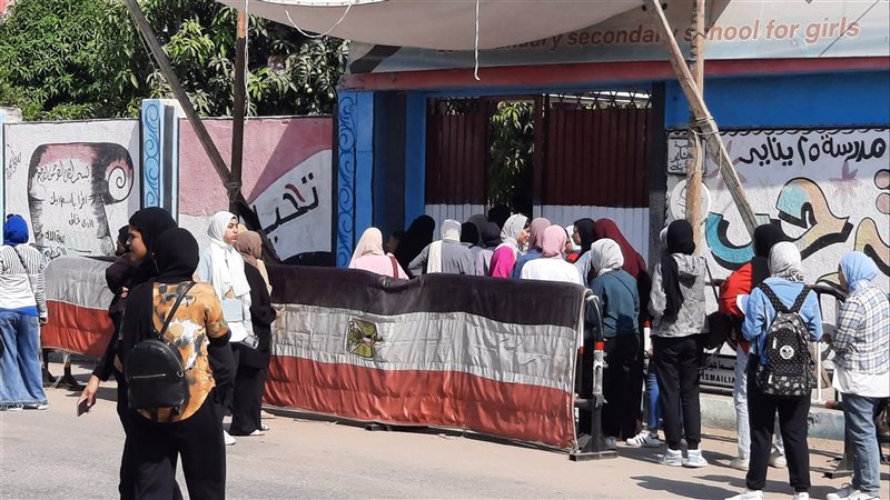 جانب من توافد الطلاب