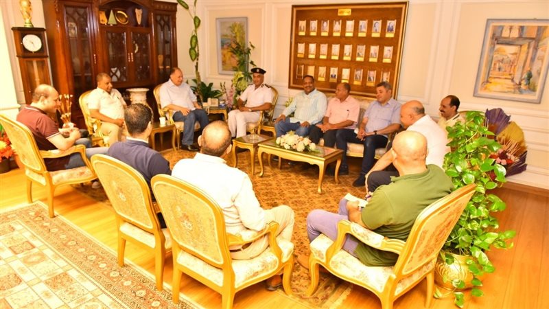 اجتماع محافظ أسيوط