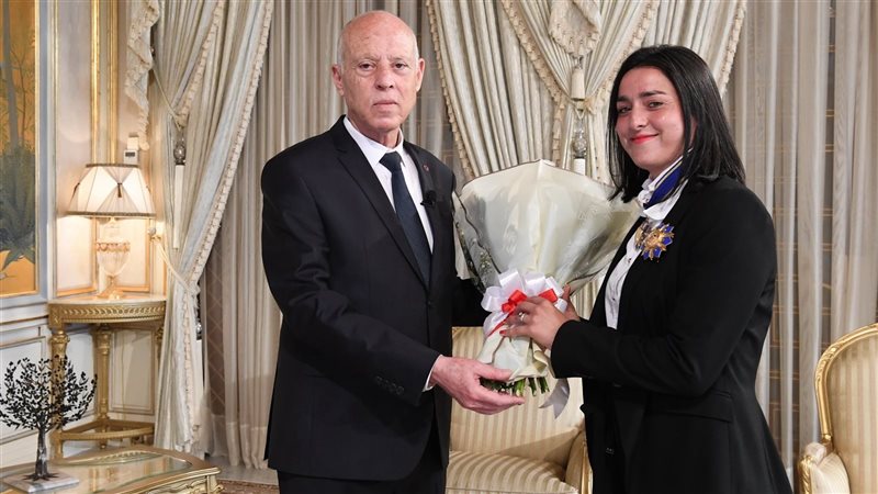 قيس سعيد يكرم أنس