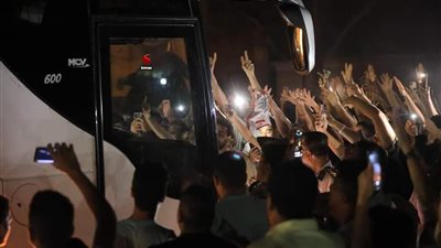 جماهير الزمالك تستقبل لاعبي الفريق بكفر الشيخ | صور 