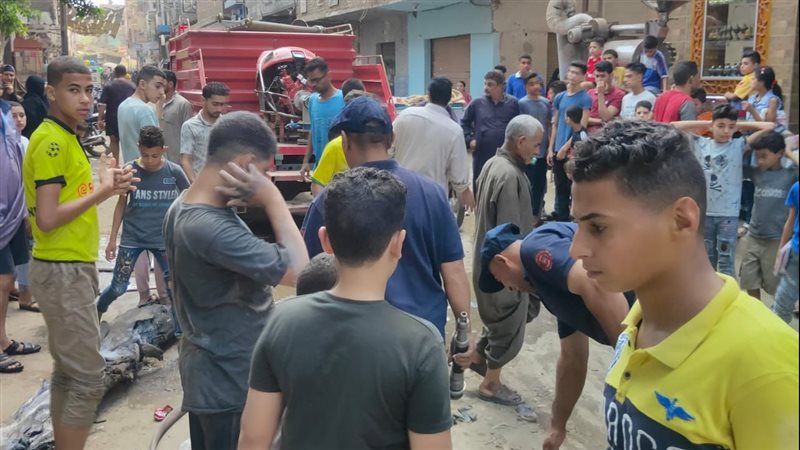 إخماد حريق داخل كنيسة