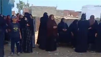 بث مباشر| تجمع سيدات ديرب الخضر أمام المقابر انتظارا لوصول جثامين ضحايا حادث السير بالإمارات