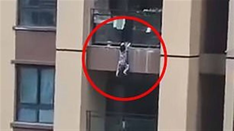 سقوط طفل من الشرفة