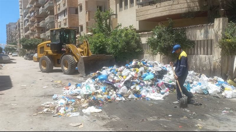 رفع القمامة من شاطئ
