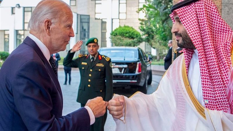 مصافحة بايدن والأمير