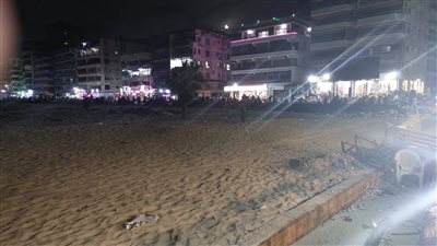 رغم إغلاقه قبل سنتين.. شاطئ النخيل مغلق صباحا وفوضى وحالات غرق ليلا| فيديو 